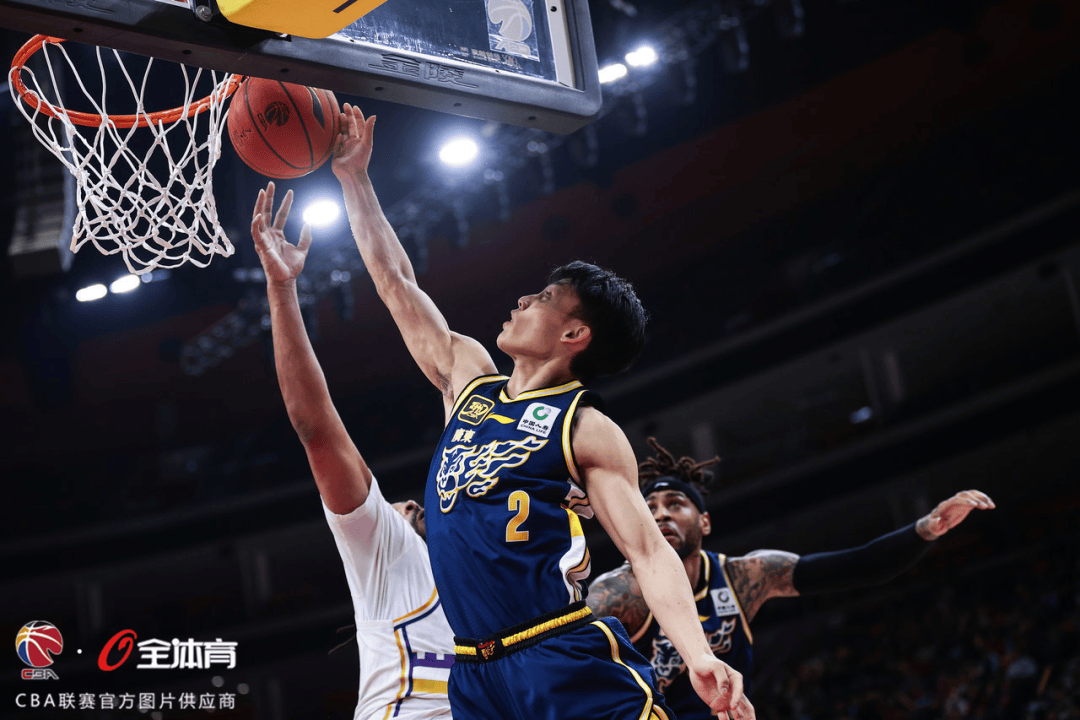 米兰体育电竞-CBA球员们为新赛季的首战做最后冲刺