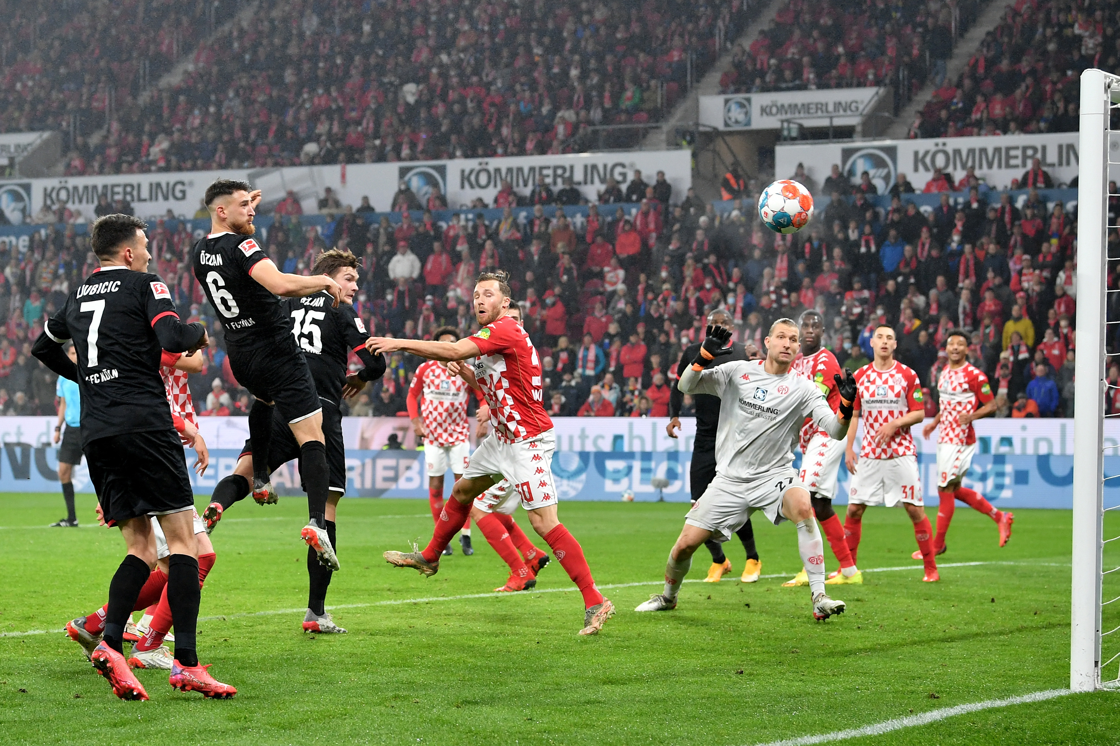 FC科隆客场全力拼搏战平弗赖堡保住一分