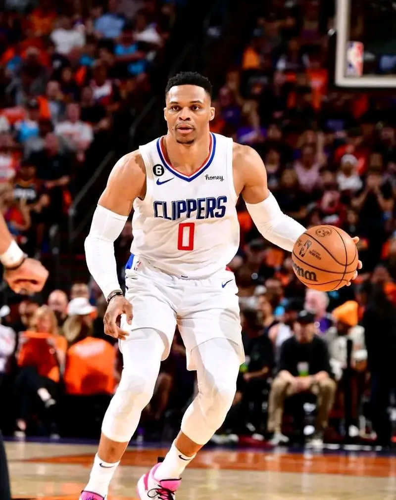 米兰体育官网入口-雄鹿队遭逢两连败，威少砍下三双